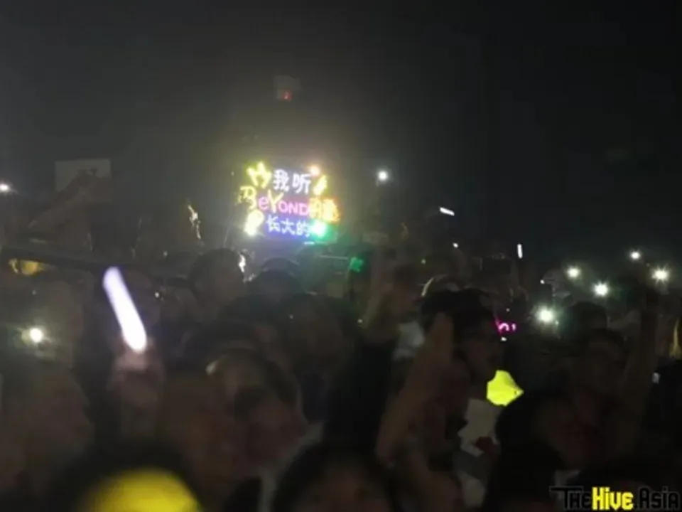 One of their hardcore fans holding up a sign that said “I grew up listening to Beyond”.