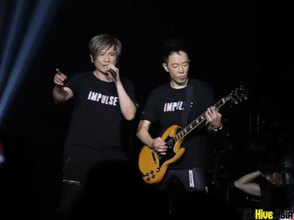 Wing and Paul donned matching black shirts during the encore.
