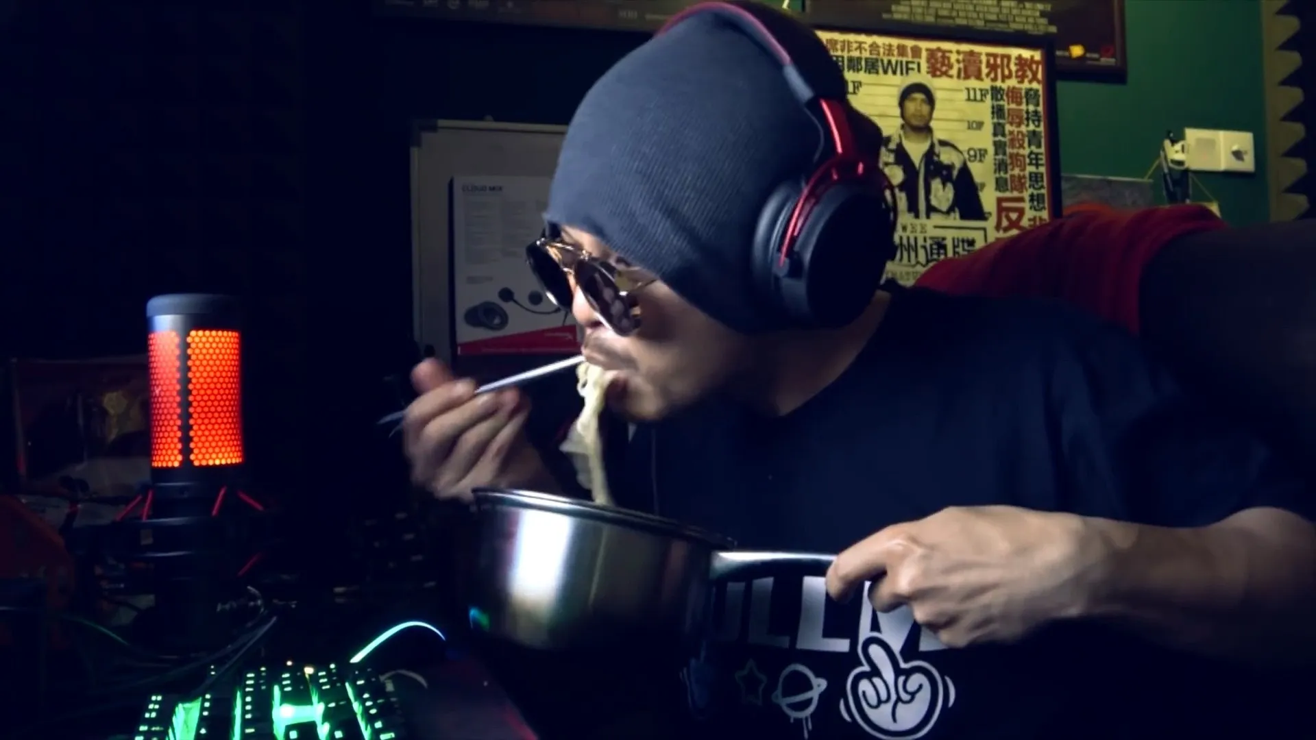 黃明志居然在翻唱期間吃起麵來！（影片截圖）