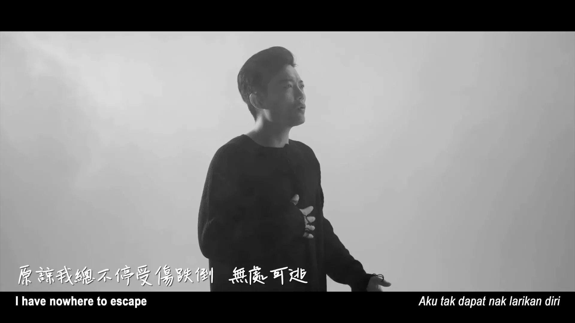內地歌手富九同樣有份參與MV拍攝。（《我們的海闊天空》MV截圖）