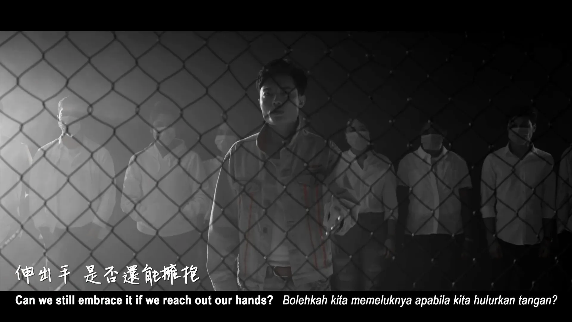 富九及身後的演員穿著白衣示人。（《我們的海闊天空》MV截圖）