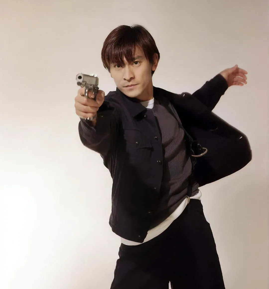 【公屋名人】現年58歲的劉德華便從小在藍田邨第15座14樓長大，劉德華曾說他是成長一個近乎貧窮的家庭，不過這個家庭卻十分的溫暖，當時年紀輕輕的他便需要幫助父母打雜貨店，當時他們居住地方很接近當時的堅城片場，劉德華也因為當時常常看見明星而萌生當演員的夢想。 (andylauox@IG)