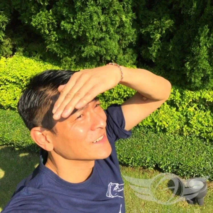 【公屋名人】因此曾經為生活而勞逸的劉德華明白辛苦的日子，所以初時進入娛樂圈的他沒有一刻的放棄，堅持訓練自己的演技和不放棄每一個可以出演的機會，便成就今日的劉德華，而2017年已名成利就的劉德華也回到為藍田邨親自為他成長的地方題字。 (andylauox@IG)