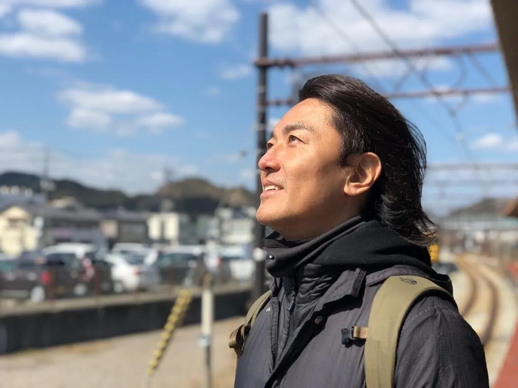 【公屋名人】鄭伊健：憑《古惑仔》電影系列成名，也許屋邨成長的經歷有助他演活同樣屋邨生活的陳浩南一角。90年代被稱為是「四大天王」之後的「第五天王」
(ekin_cheng_official@IG)