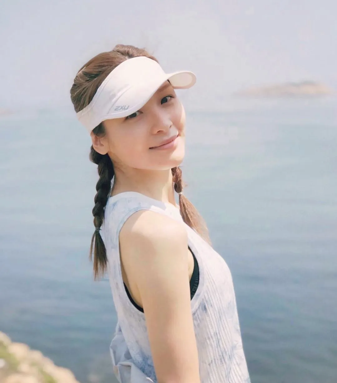 【公屋名人】初時的李佳芯（Ali）是居住在柴灣興民邨，本身沒有想過當演員的她其實先是在有線電視中擔任體育主持，其後才加入電視圈拍劇，但其實還沒有成名的她曾與朋友合夥開設髮型屋來賺取更多金錢。(aliaime@IG)