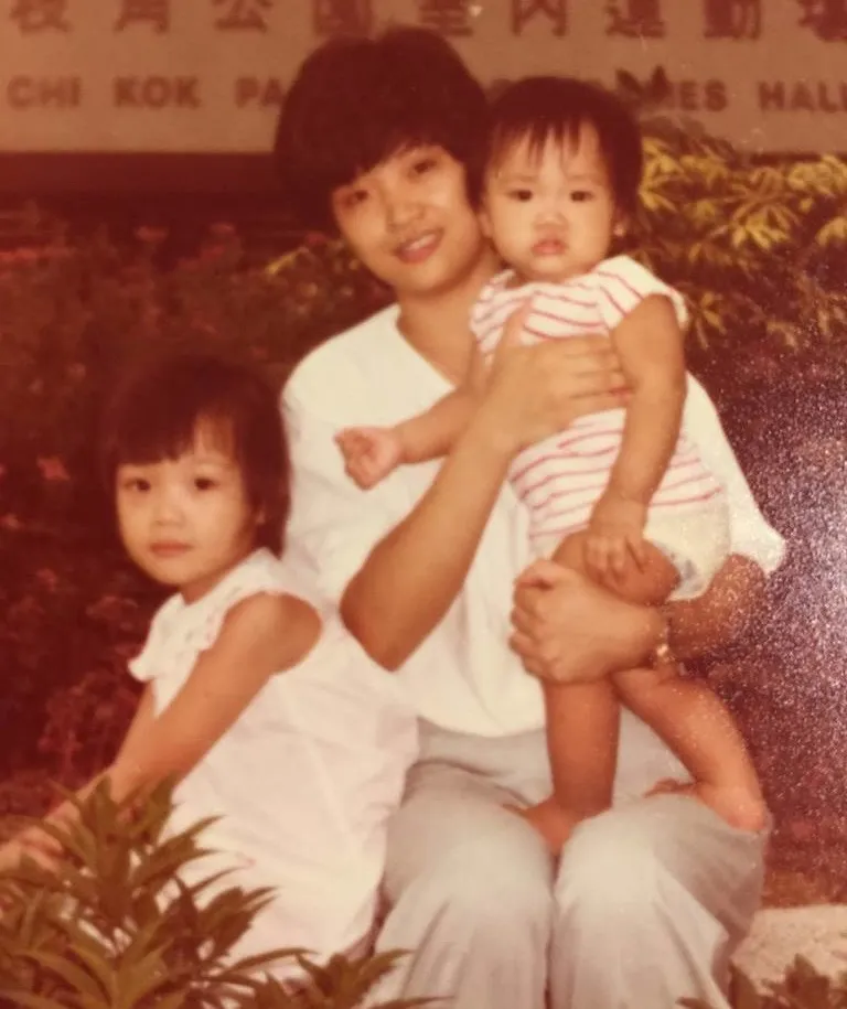 【公屋名人】容祖兒（Joey）曾在訪問中分享自己的成長經歷，她還沒有搬入公居的時候是居住在蝴蝶谷的木屋區，那時她需要自己去倒痰罐、需要打水才可以洗澡和需要常常面對很多的蛇蟲鼠蟻，後期搬進恆安邨的她也與一般的小朋友一樣，會與朋友相約到公園玩耍。(容祖兒（Joey）@FACEBOOK)
