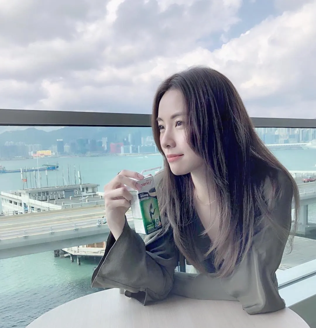 【公屋名人】鄧麗欣：憑組合Cookies 成名，後來獨立發展，出書更拍電影，兩度提名金像獎最佳女主角，亦自組排球隊Loey參加公開比賽。現時與台灣藝人邱勝翊（王子）戀愛。年少時居住在屯門大興邨 (stboo@IG)