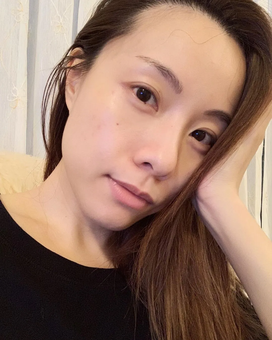 【公屋名人】年輕時的鄧麗欣居住在屯門的大興邨，而她初時也是參與雜誌YES舉辦的「全港校花校草選舉」而入行，其後更與以組合Cookies成員的身份出道，成為一名女歌手，雖然組合最後解散，但鄧麗欣卻沒有止步於始，仍是投入影視圈中發展。(stboo@IG)
