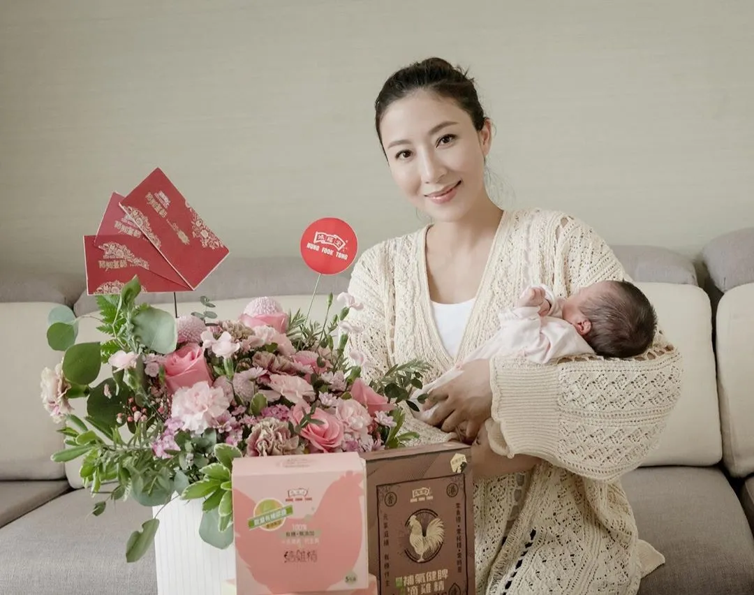【公屋名人】現年40歲的楊怡自與藝人羅仲謙於2016年結婚後，便慢慢淡出幕前，近日更迎來二人的女兒，但其實婚前的楊怡很珍惜每一個拍劇的機會，不介意每一個角色，只要有發揮的機會便會緊緊的把握，多年來堅韌的磨練讓她最後也獲得影后的獎項。(tavia_yeung@IG)