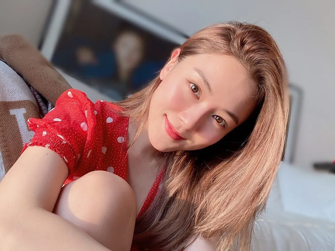 【公屋名人】「女神」王敏奕童年時是居住在漁灣邨，但並沒有限制她想當藝人的夢想，反而努力讀書獲取好成績，讓一家人生活變得更好。(wongmanyik@IG)