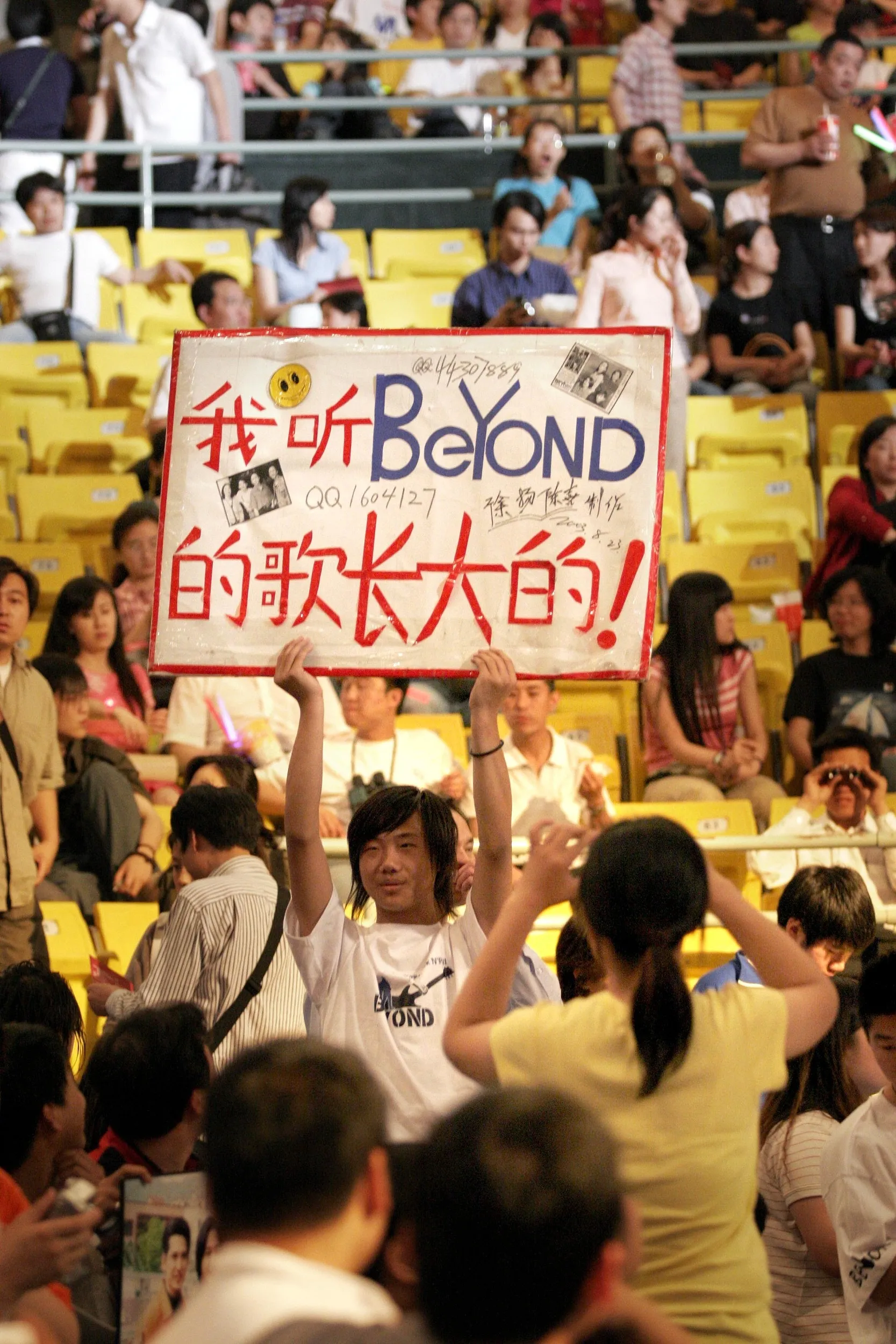過往有支持者在Beyond演唱會現場表達對家駒的思念。（視覺中國）