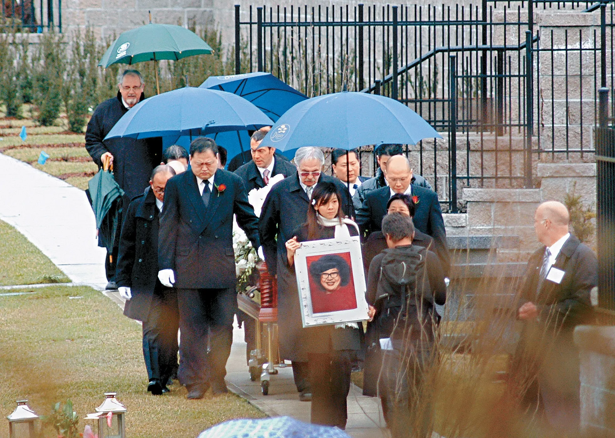 「開心果」形象深入民心的沈殿霞於2008年病離世，遺體由女兒鄭欣宜等親友陪同飛往加拿大溫哥華，並安葬在本那比市的科士蘭（Forest Lawn）墓園，卑詩省議會也有默哀悼念她。無綫為她舉辦追思會，她的契哥鄧光榮在發表演說時怒指她的前夫鄭少秋沒有盡父親的責任，更要求他上台解釋，結果由鄭欣宜打圓場。（視覺中國）