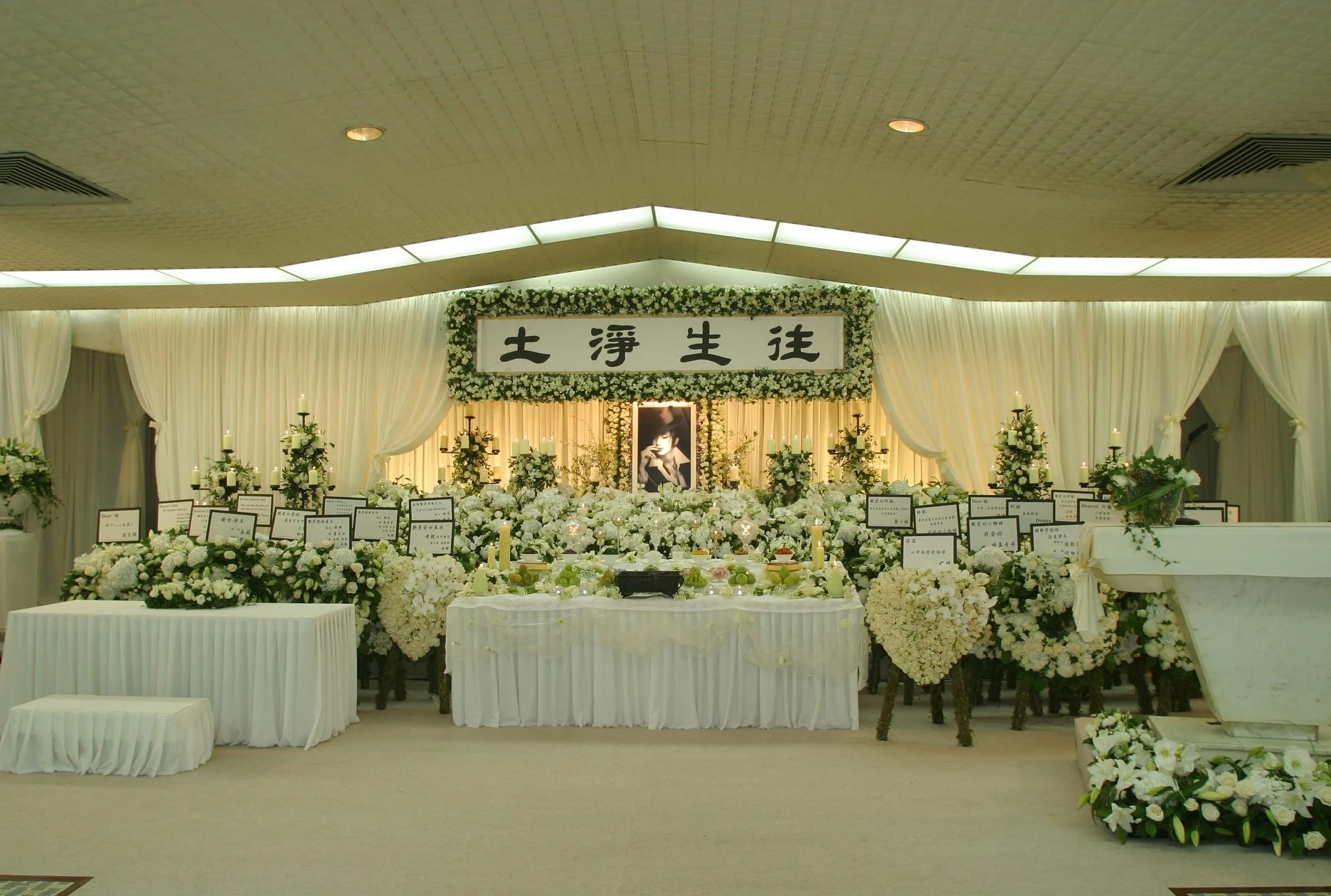 梅艷芳在2003年12月30日於養和醫院逝世，享年40歲，這個消息非常震撼。她在香港殯儀館出殯，治喪委員會以《別矣，香港的女兒！》為題刊登訃聞，有上萬市民參與送別，單是參與的香港藝人就有600人，另外也有內地藝人和政府官員等。數萬名影迷歌迷淚灑當場，送她的最後一程。（視覺中國）