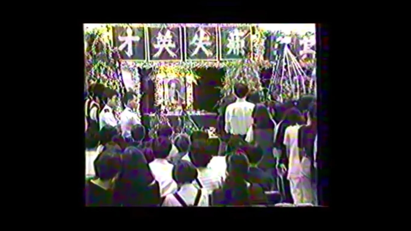 Beyond主音黃家駒在日本拍攝節目時因意外離世，享年31歲。遺體運回香港後，於北角香港殯儀館設靈。同日晚上香港商業電台舉行「永遠懷念家駒」悼念音樂會，全場坐滿2600人外，大部分參與者情緒激動。翌日，靈車駛出殯儀館時，行人路上數千名樂迷衝出馬路圍着靈車，情況一度混亂。（影片截圖）