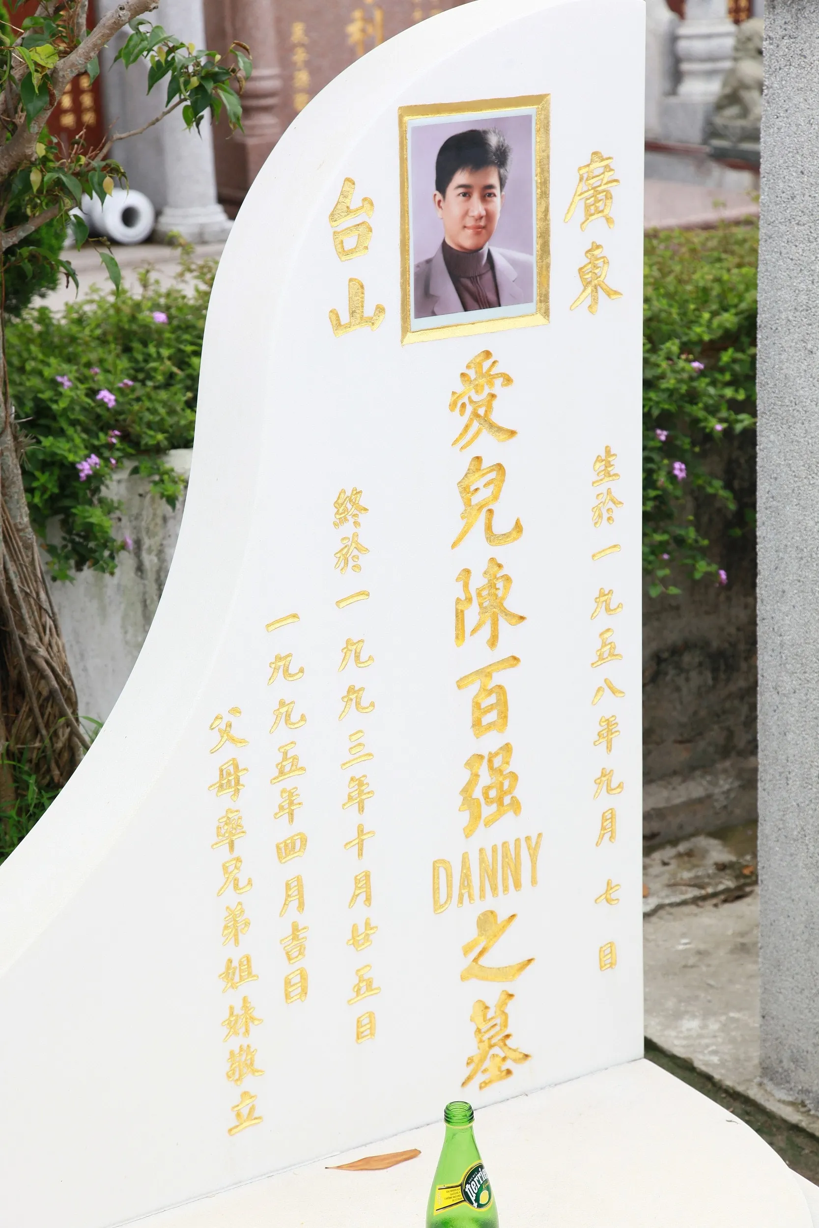 陳百強以白馬王子的形象迷倒萬千少女心中，可惜在1992年5月18日被發現在其寓所內倒臥昏迷，昏迷留院17個月後，於1993年，他因昏迷引發的逐漸性腦衰竭離世。眾多明星，還有數百名他的忠實歌迷席他的喪禮，他的葬禮現場，更播放着他生前唱過的歌，親友跟歌迷們非常哀傷，令人感悲慟。（視覺中國）