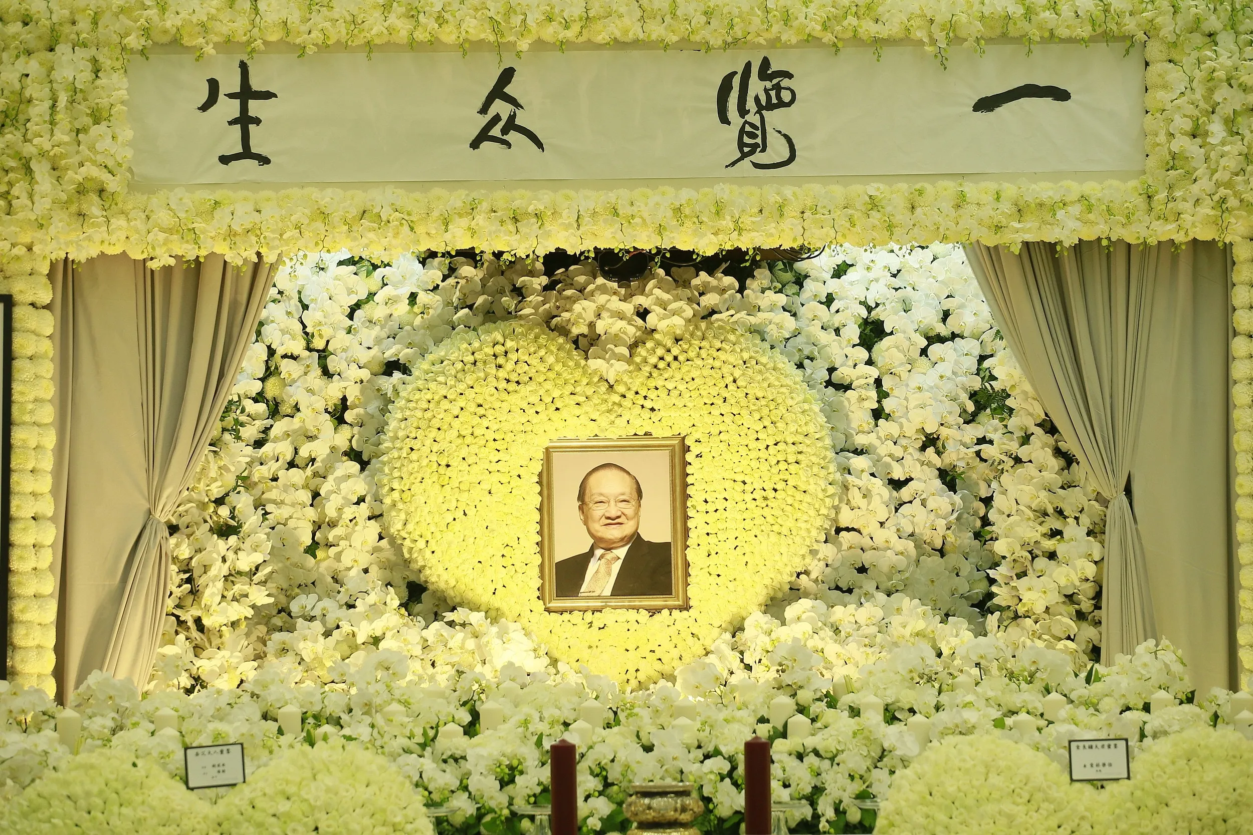 著名作家金庸（查良鏞）於2018年10月30日，在家人陪伴下於養和醫院與世長辭，享年 94歲。他在文學方面貢獻良多。他的喪禮以私人形式舉行，生前好友，包括作家蔡瀾、陶傑、李純恩、張紀中、黃曉明、前特首兼全國政協副主席董建華、前阿里巴巴集團主席馬雲等亦有到場送別，而華人世界多處均有悼念他的活動。（視覺中國）