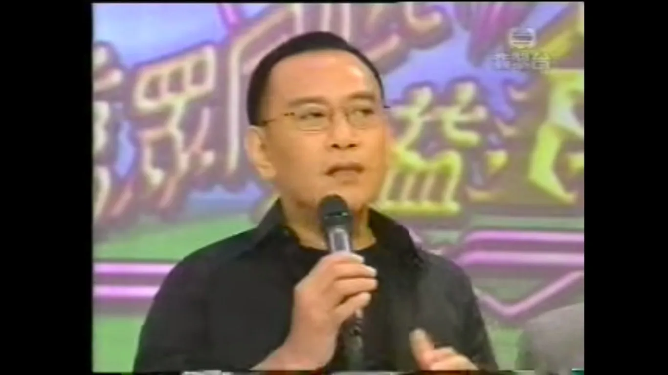 著名歌手羅文於2002年因肝癌於香港瑪麗醫院逝世，享年57歲。他的葬禮在香港殯儀館舉行，更有著名作家金庸親自爲他題「歌在人心」的橫匾。扶靈人也是位位名人，包括黃霑、楊受成、張學友、何麗全和鄭伊健等。（影片截圖）