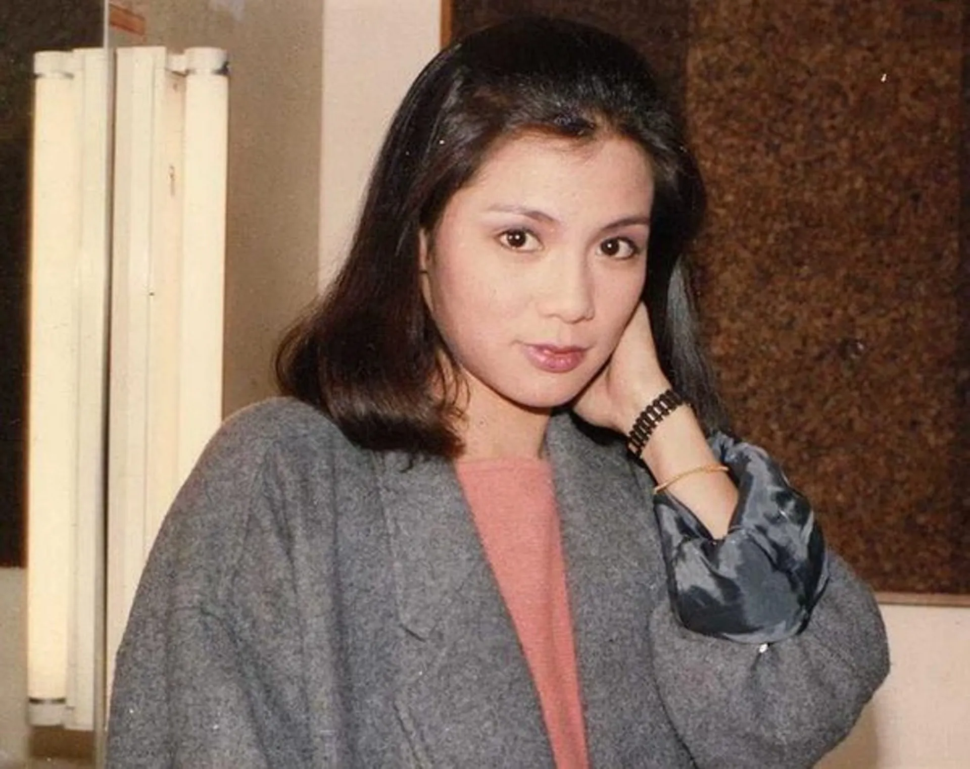 紅極一時的女星翁美玲，在1985年當紅時突然自殺身亡，終年26歲。葬禮在九龍世界殯儀館舉行，當時男友湯鎮業在友人的攙扶下，神色黯然地將一朵玫瑰花輕輕別在翁美玲的髮髻，將拿著的一把梳子一分為二，髮前一段隨著翁美玲的芳魂下葬，另一端保留，此為中年喪妻的祭奠風俗。靈柩由好友劉德華、梁朝偉等人扶靈。（網上圖片）