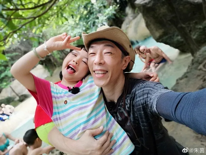 黃貫中與黃鶯的合照紛紛大讚可愛，又感歎爸爸基因的強大，並以眼睛最為相似：「兩父女成個餅印」、「囡囡係迷你版Paul」（Weibo／＠朱茵）