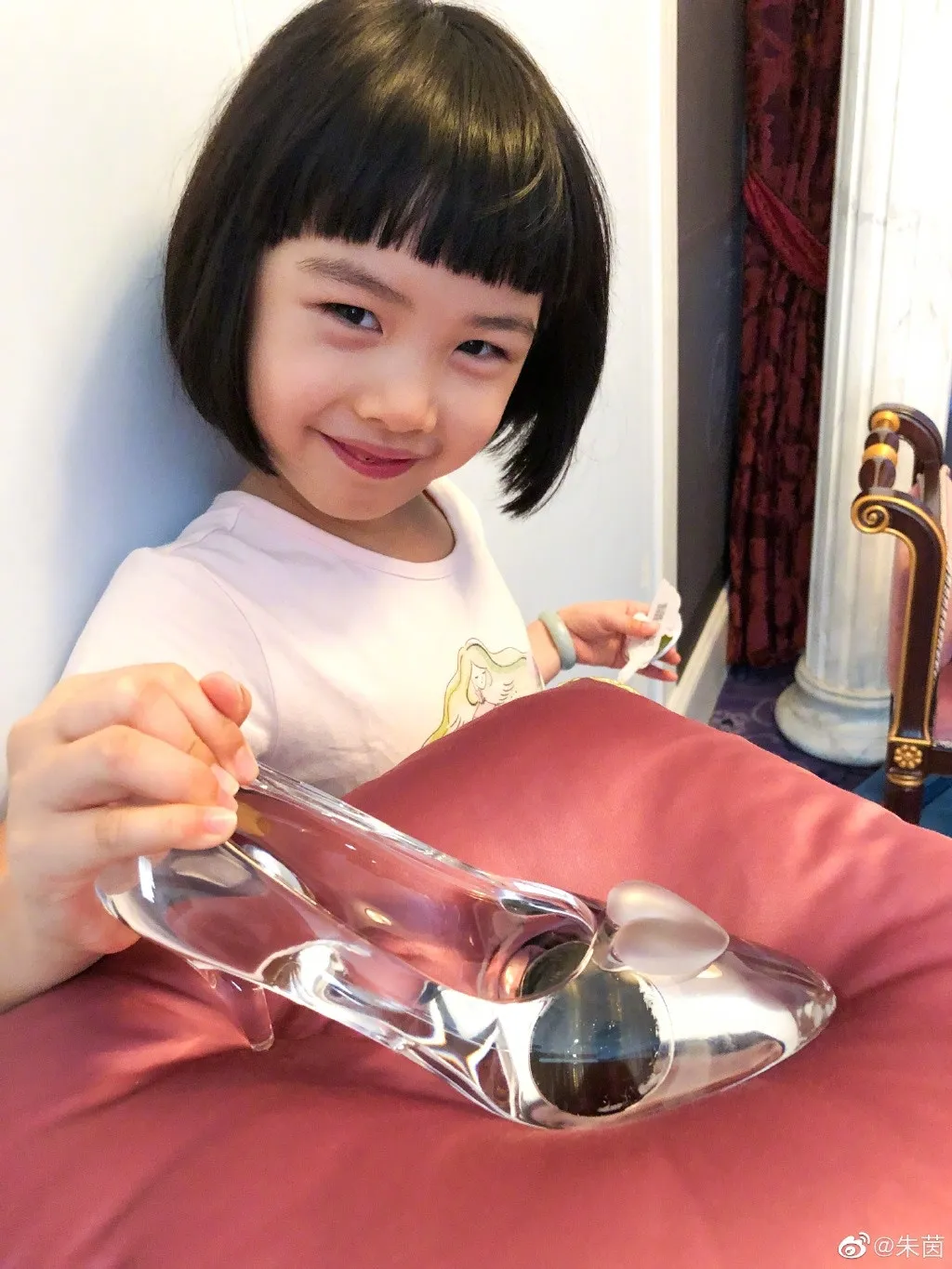 與此同時亦有網民認為二人的女兒沒有遺傳太多朱茵的「紫霞仙子」美貌，叫二人再生一胎：「別浪費了朱茵的基因」（Weibo／＠朱茵）