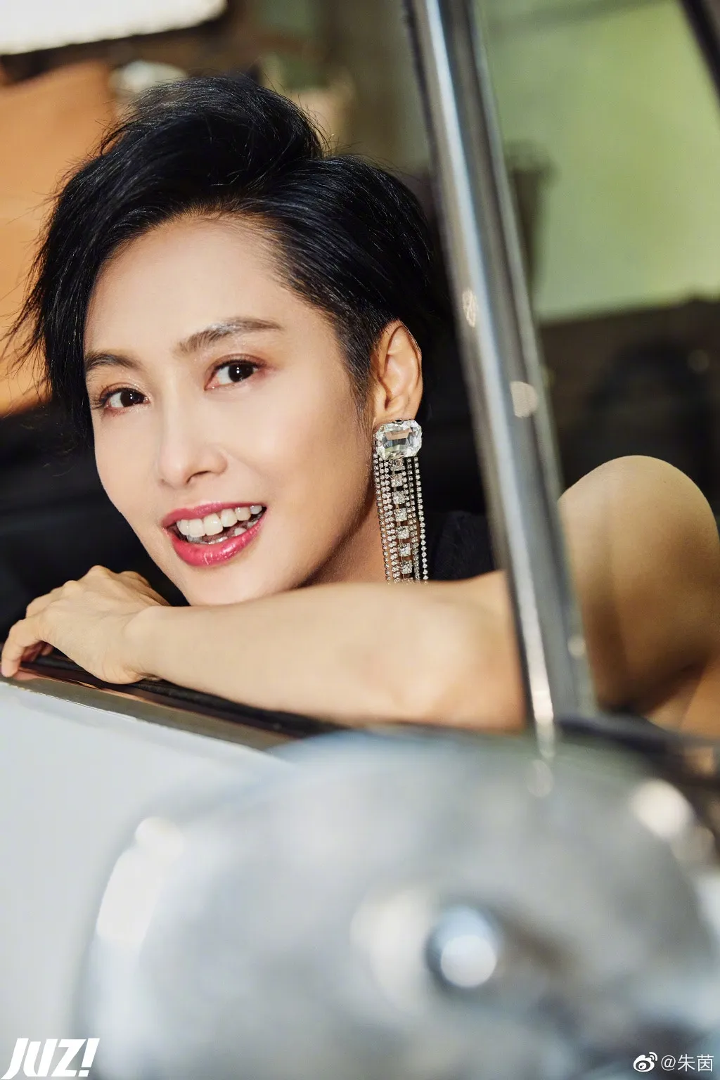 正所謂女大十八變，大眾更期待黃鶯會似媽媽愈大愈靚！（Weibo／＠朱茵）