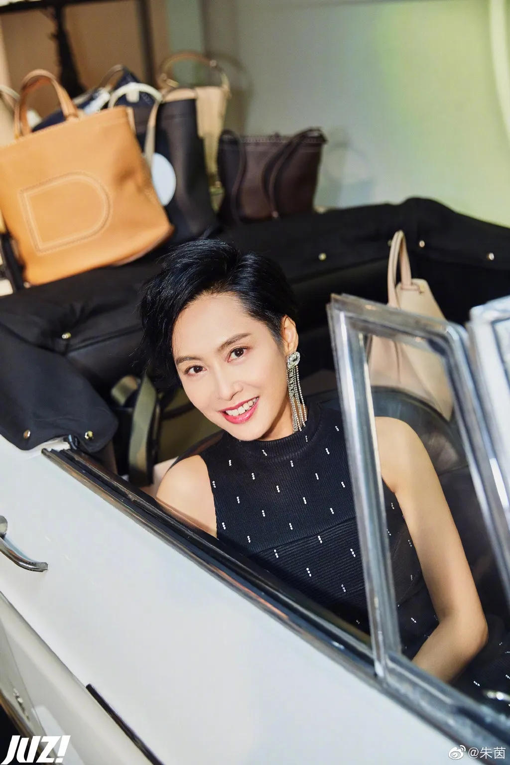 正所謂女大十八變，大眾更期待黃鶯會似媽媽愈大愈靚！（Weibo／＠朱茵）