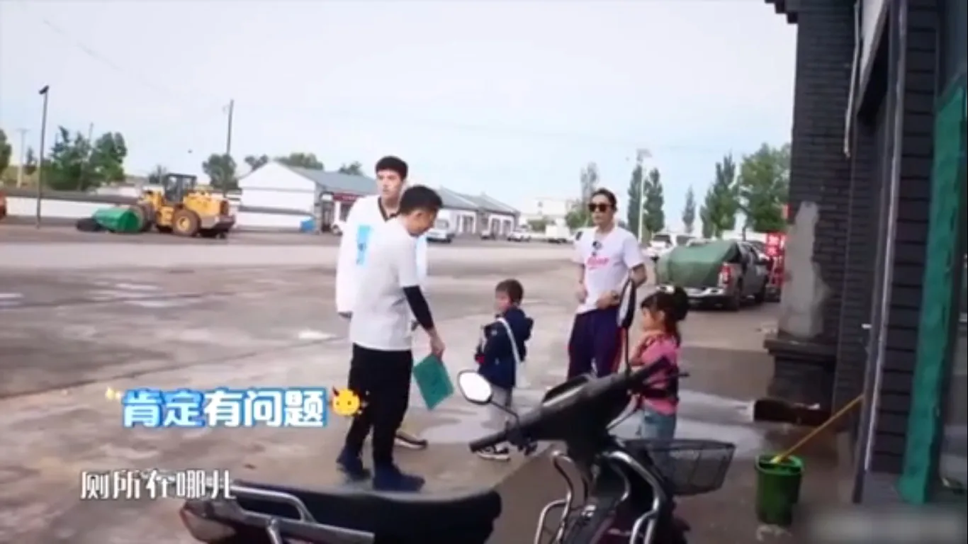 老公黃貫中卻一眼認出她。（影片截圖）