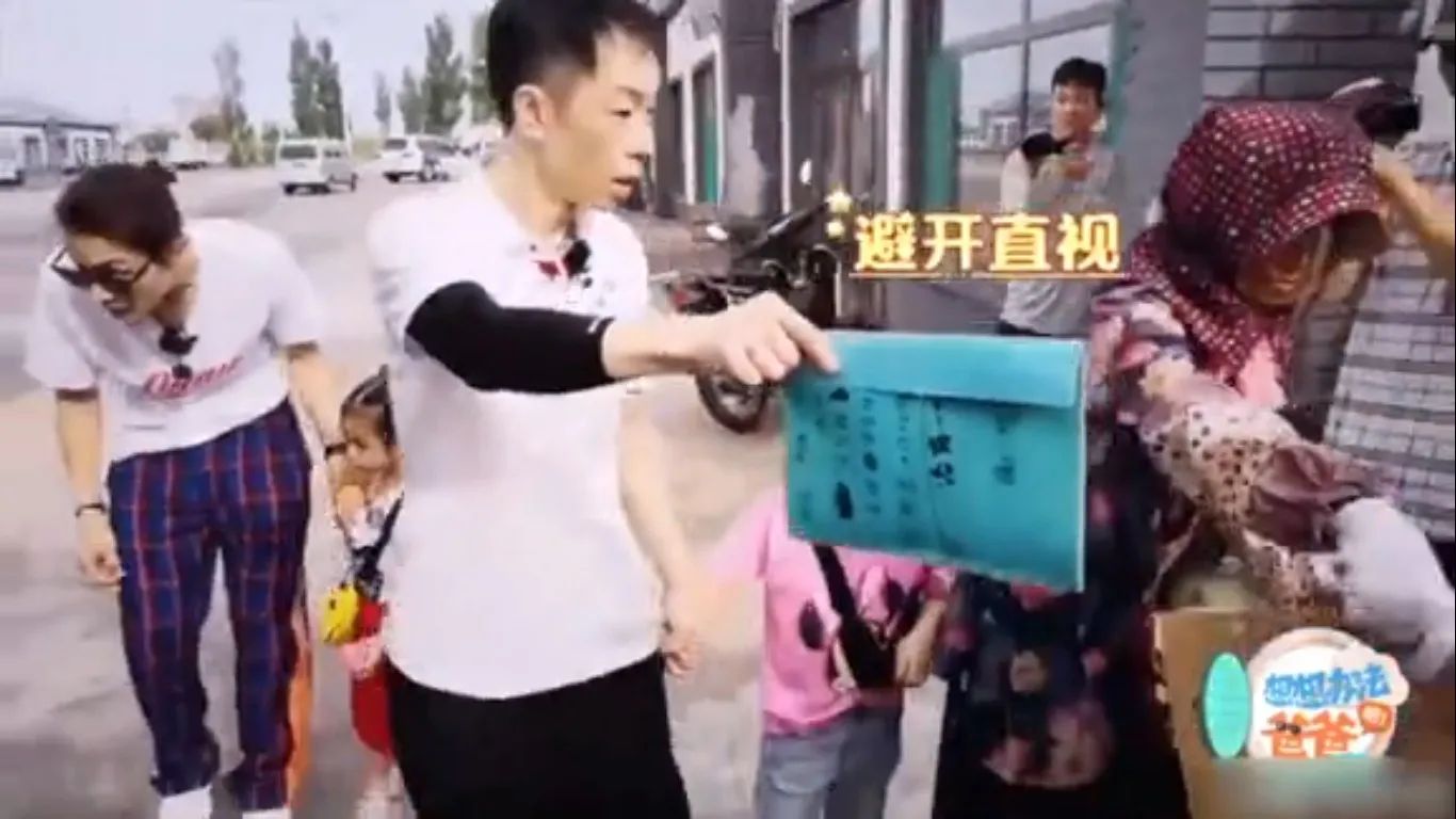老公黃貫中卻一眼認出她。（影片截圖）