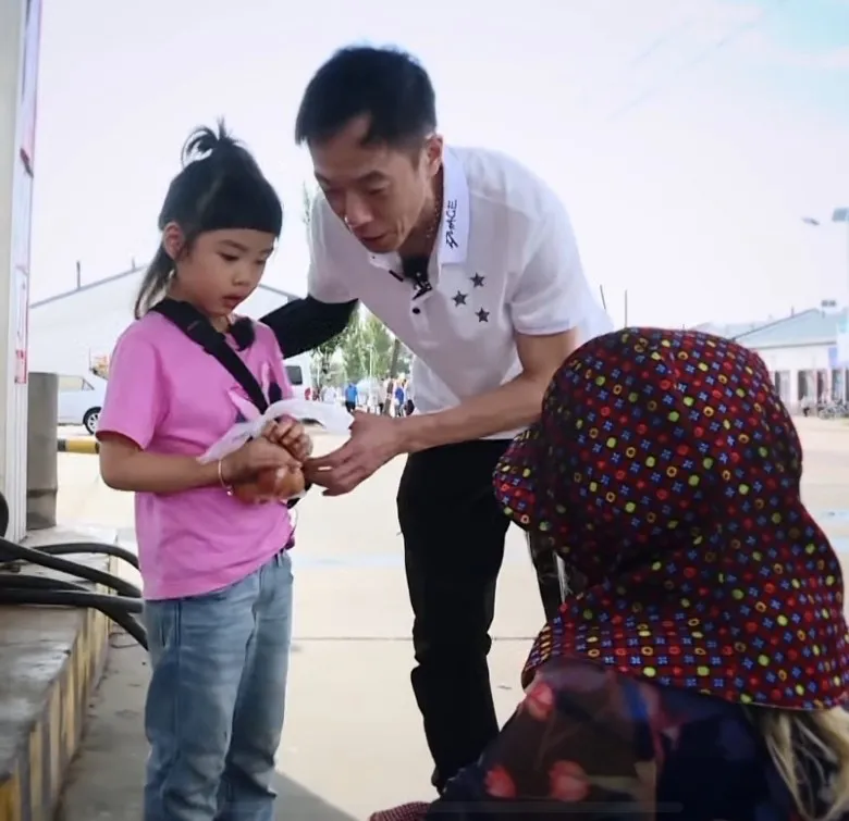 最後黃貫中叫女兒畫全家福送給媽媽。（影片截圖）
