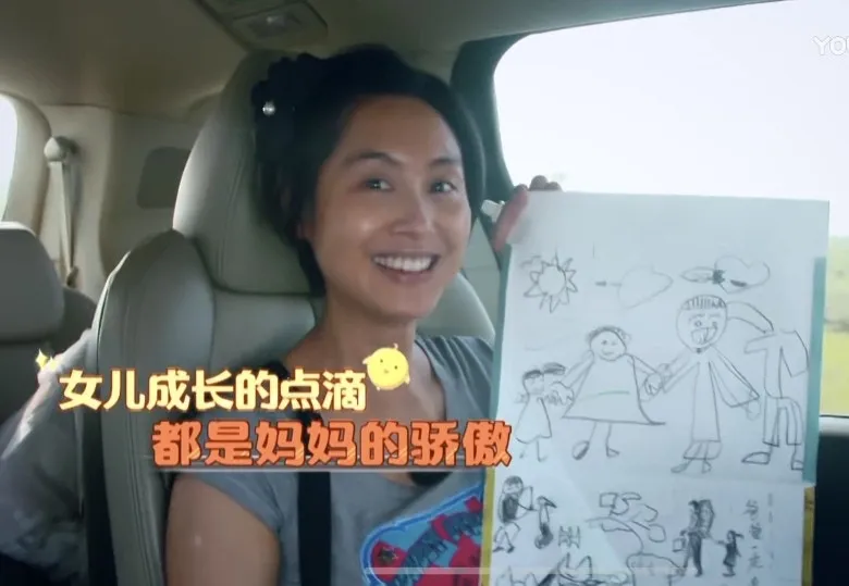 最後黃貫中叫女兒畫全家福送給媽媽。（影片截圖）