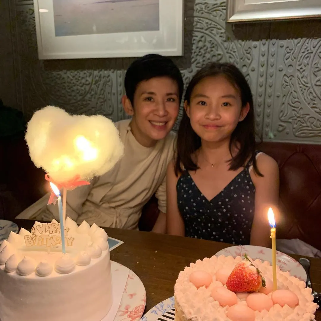 陳可辛、吳君如同女兒：「小肥雞」，女兒陳是如出生時，君如當時的代表作是《金雞》，於是用戲中名字作為女兒乳名作為紀念。（吳君如IG圖片）