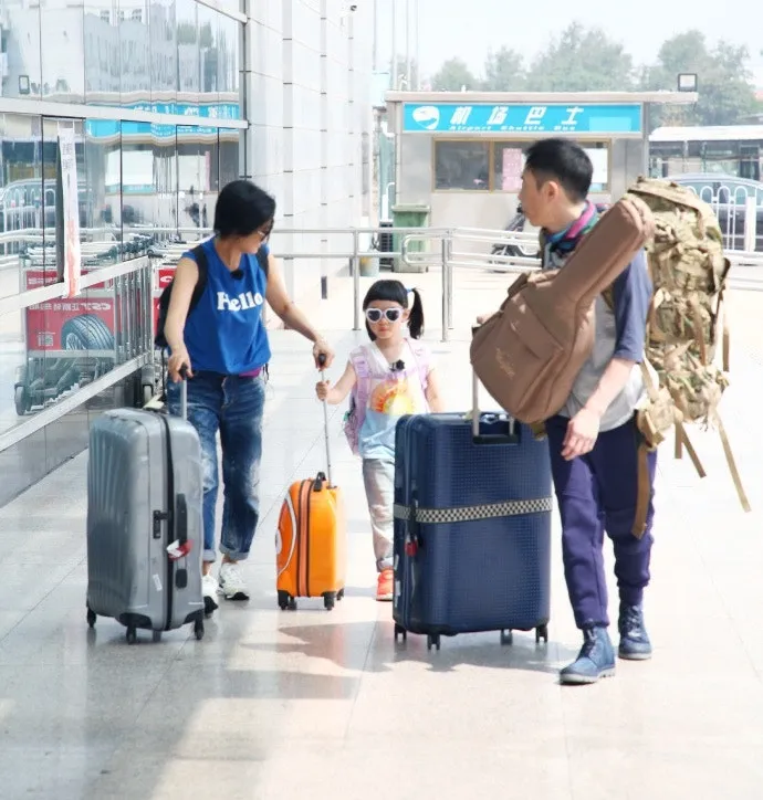 一家三口給人滿滿幸福感。（剴藝國際微博圖片）