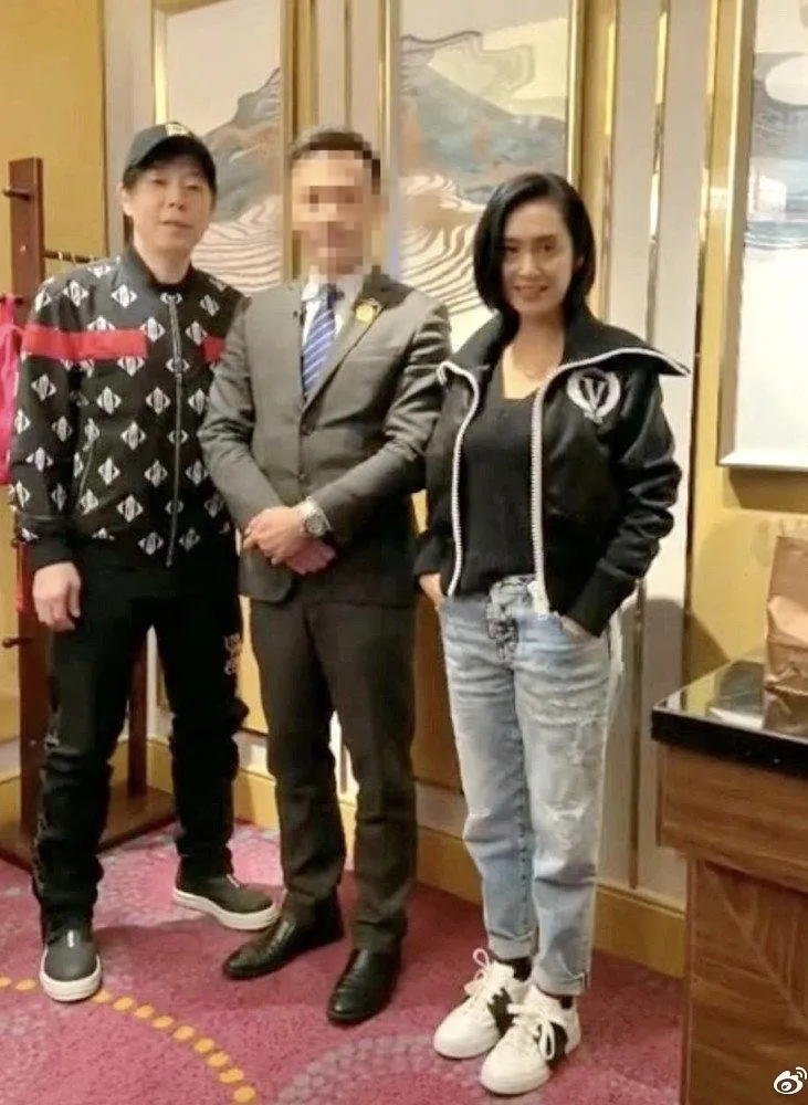 Paul與朱茵被網民野生捕獲。(微博圖片)
