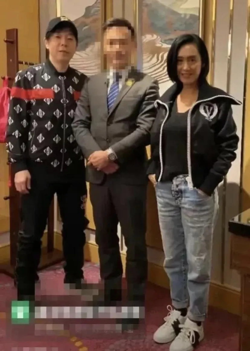 Paul與朱茵被網民野生捕獲。(微博圖片)