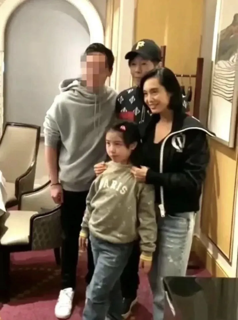 Paul與朱茵的8歲囡囡愈大愈靚。(微博圖片)