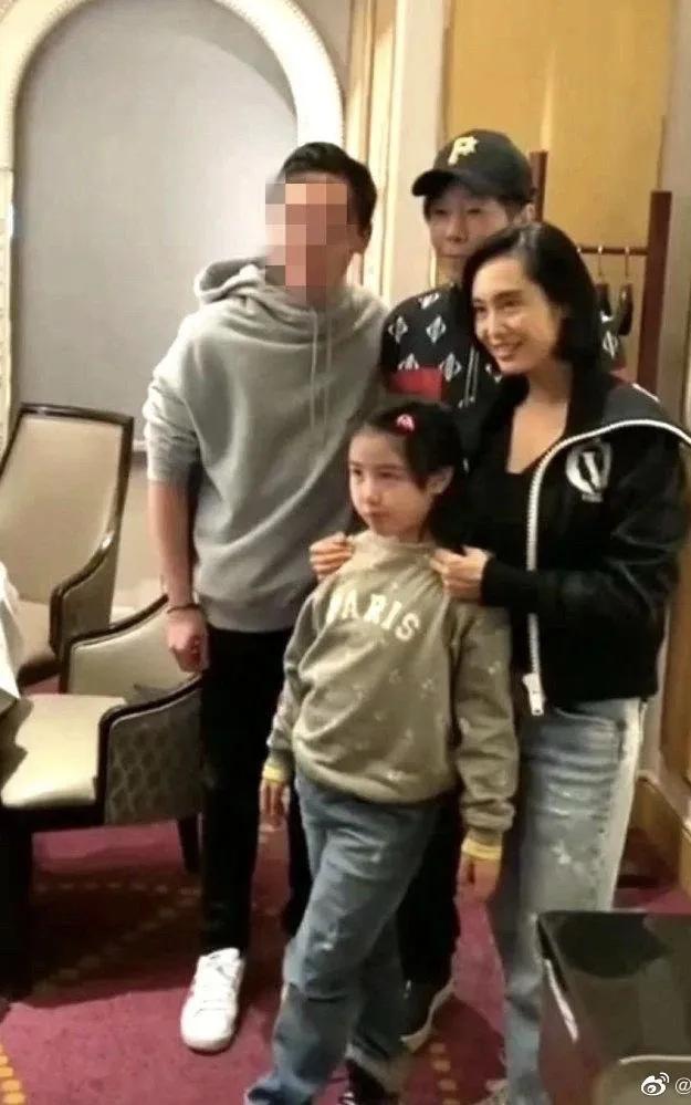 Paul與朱茵的8歲囡囡愈大愈靚。(微博圖片)