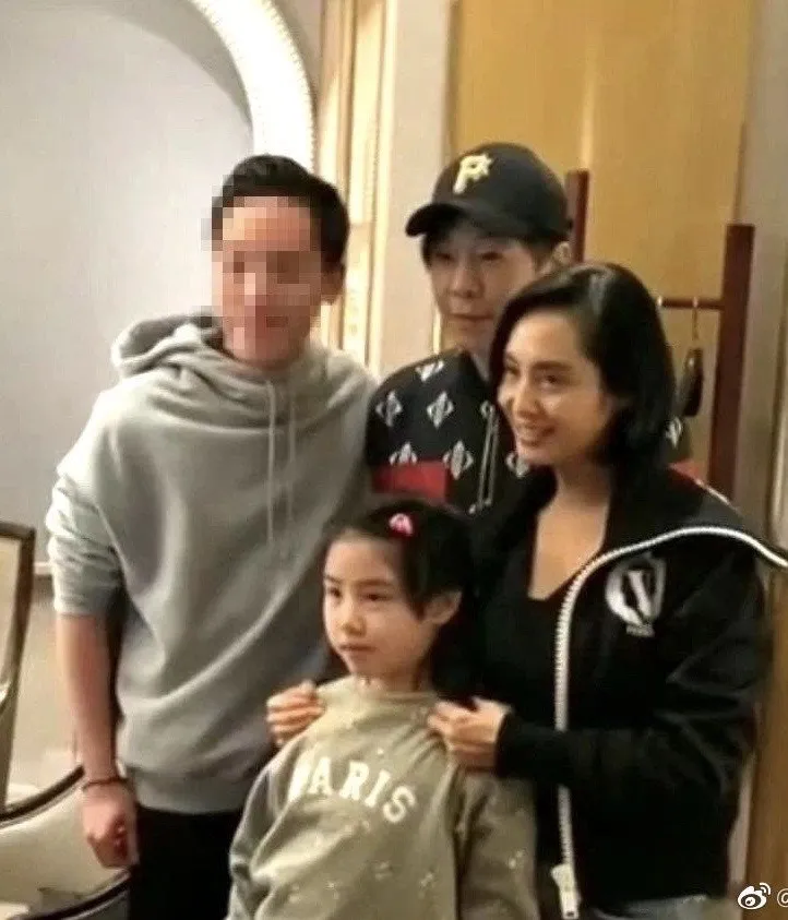 Paul與朱茵的8歲囡囡愈大愈靚。(微博圖片)