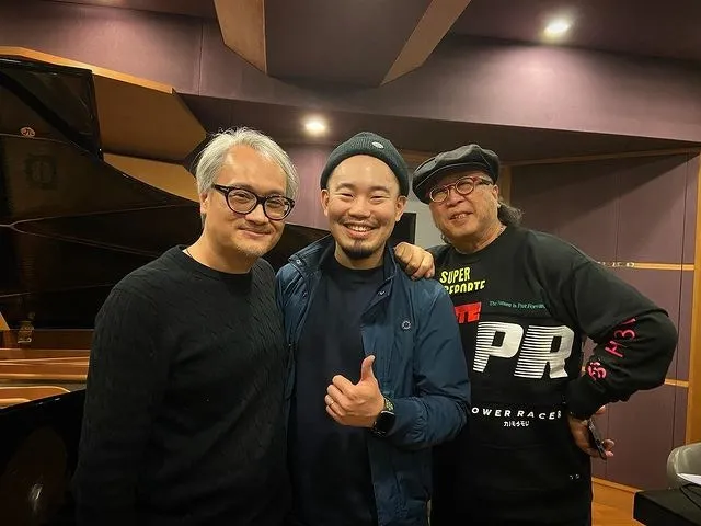 前八三夭鼓手Fish（中）與金牌製作人鮑比達（右）合作錄製爵士樂專輯，其中三首歌屬「音樂永續」計劃下的作品。（黃子瑜Instagram圖片）