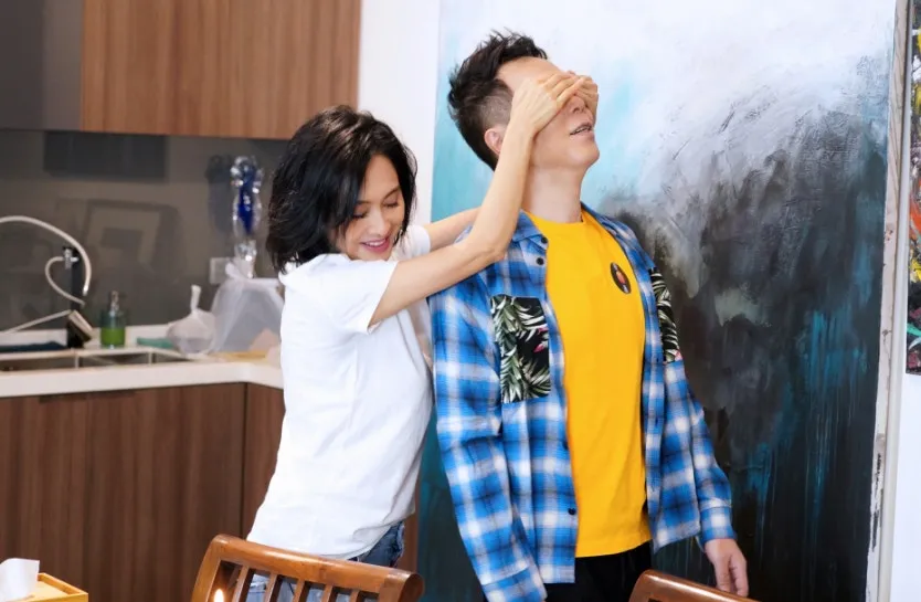 唔畀佢睇係咩驚喜。