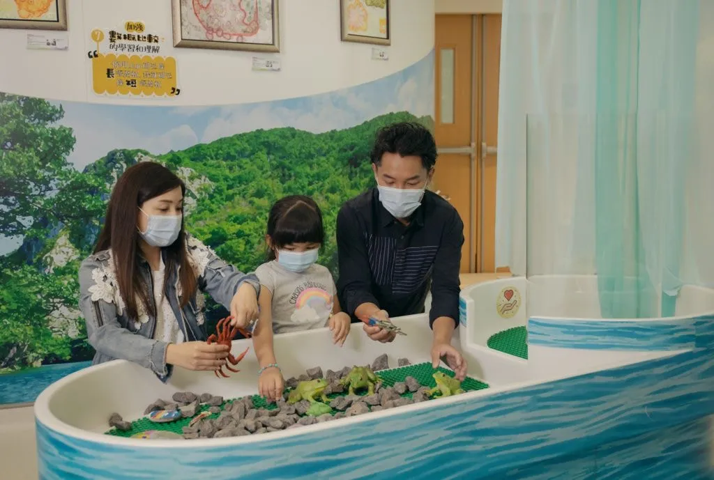 張穎康與麥雅緻非常重視與一對子女的親子時間，與小豆到訪童亮館後表示大開眼界。