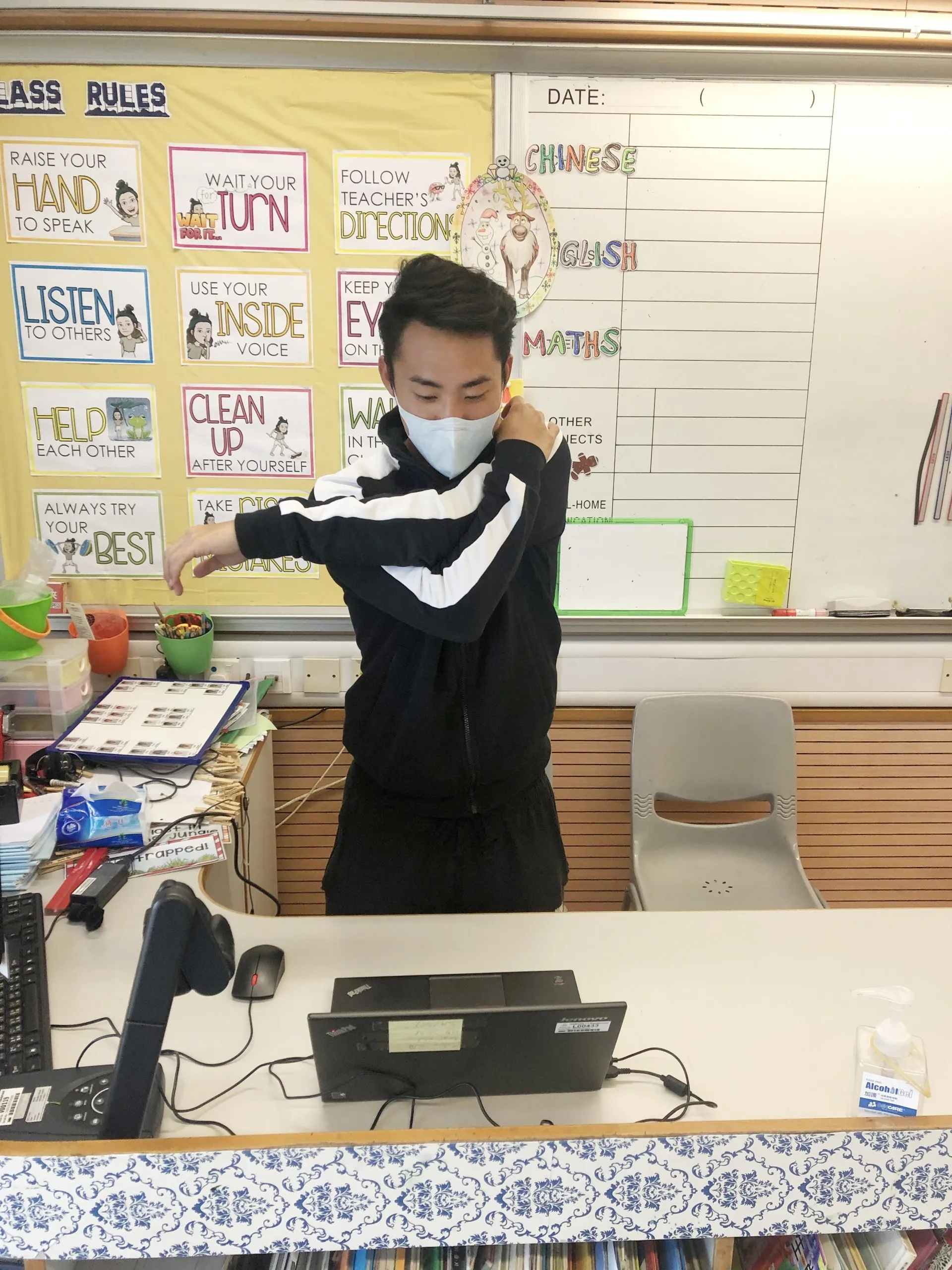 王錦輝中小學設網上體育堂，教師如同化身健身教練主播般，在鏡頭前引導學生做簡單運動。（受訪者提供）