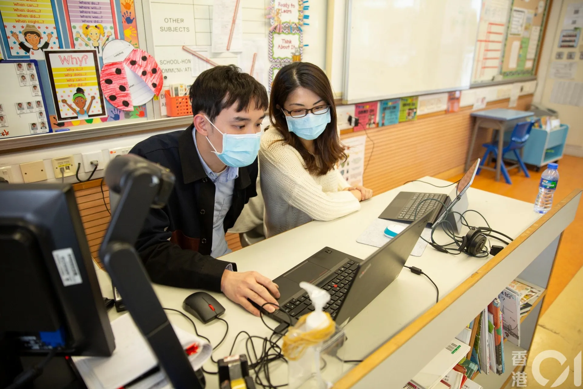 王錦輝中小學的課堂移師互聯網，該校小學部在2月起以級際方式進行直播課堂，每堂由1至2名教師統一向全級學生授課。（龔嘉盛攝）