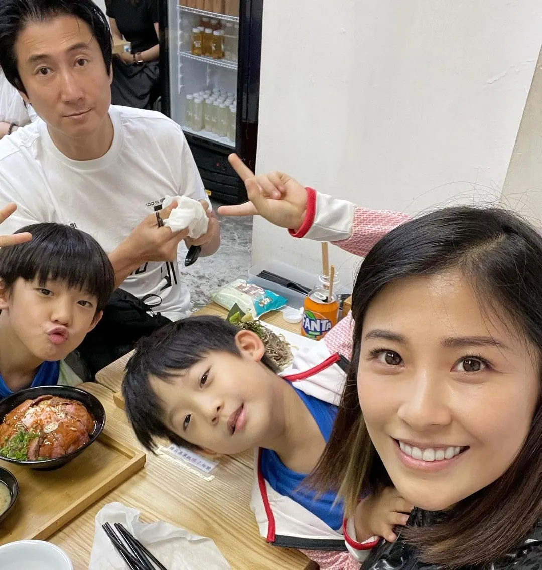 周家蔚洪天明育有兩子。（IG：@janetchowkawai）