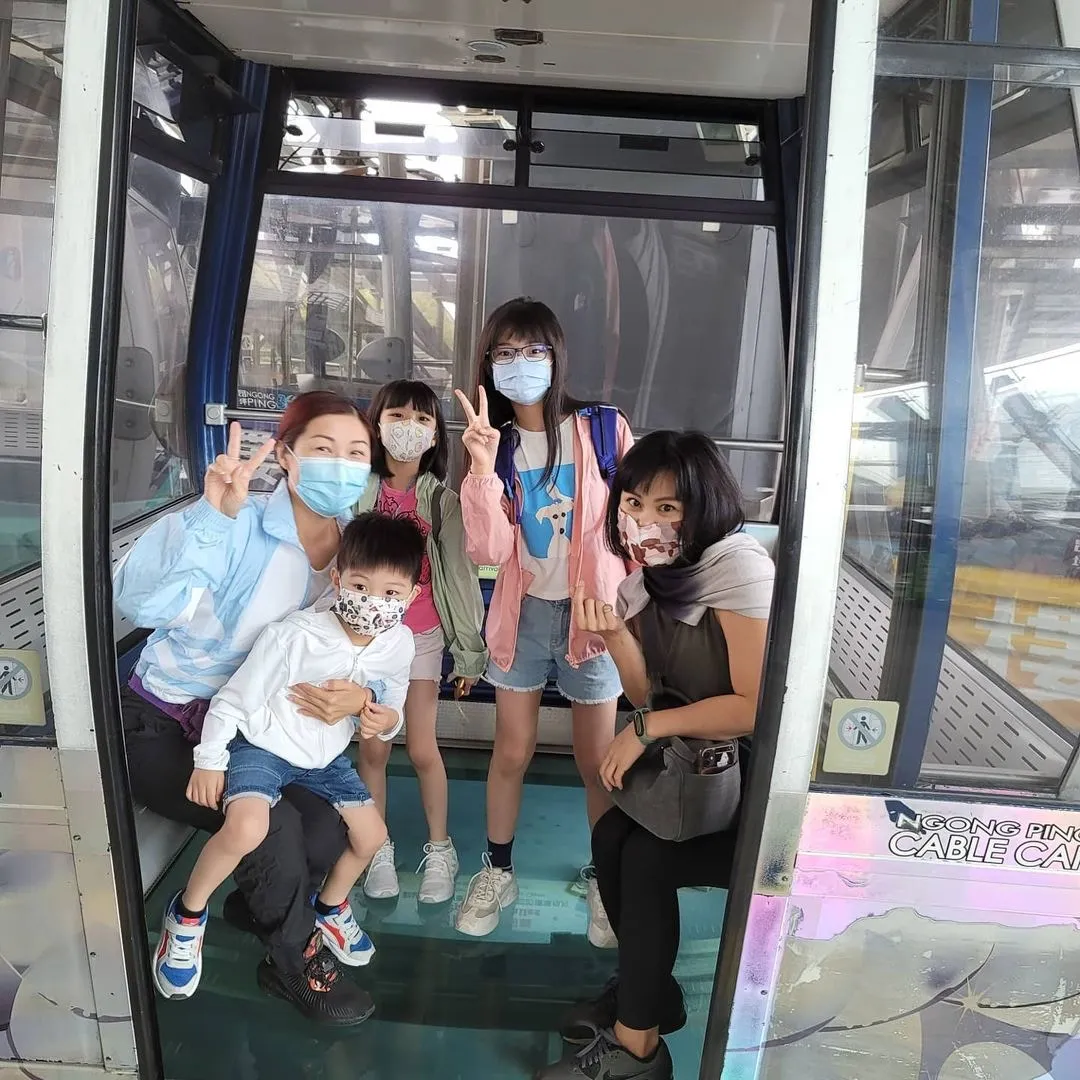 胡諾言太太陳琪帶仔女去昂坪（陳琪ig）
