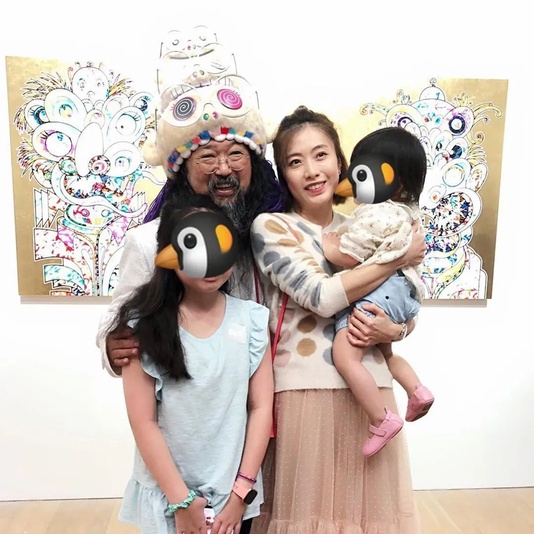 帶同子女與村上隆會面
