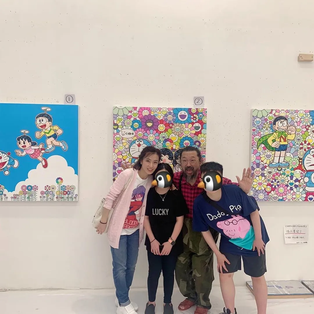 帶同子女與村上隆會面