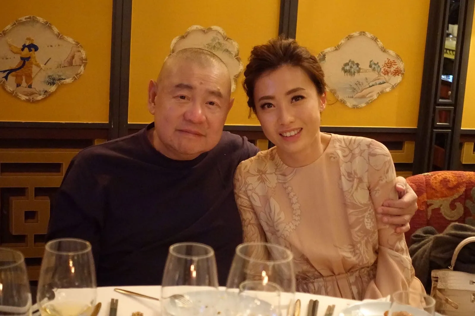 現任妻子甘比成最大贏家。（圖片來源：視覺中國）
