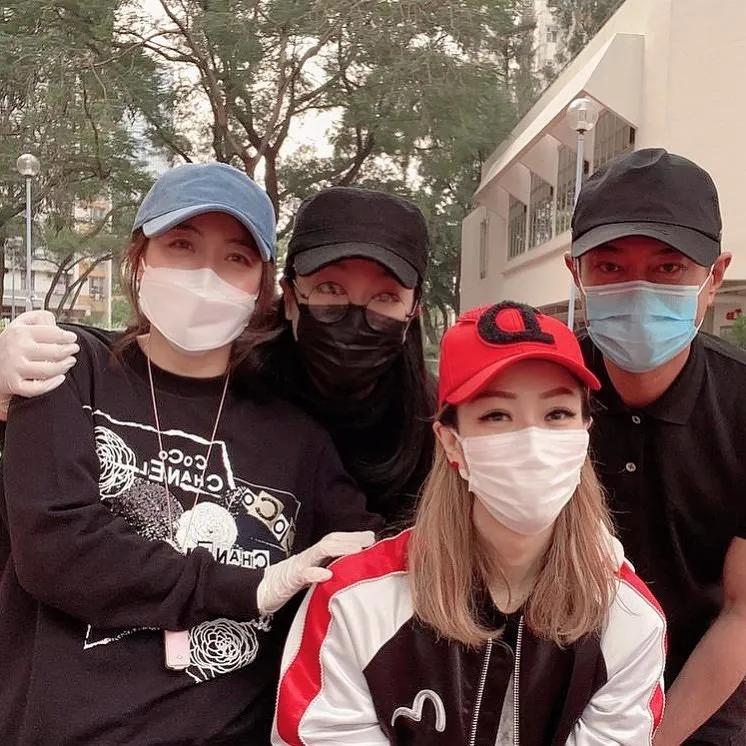 甘比早前與古天樂、鄭秀文及李珊珊一同落區派口罩。（IG圖片／kimbeechan_official）