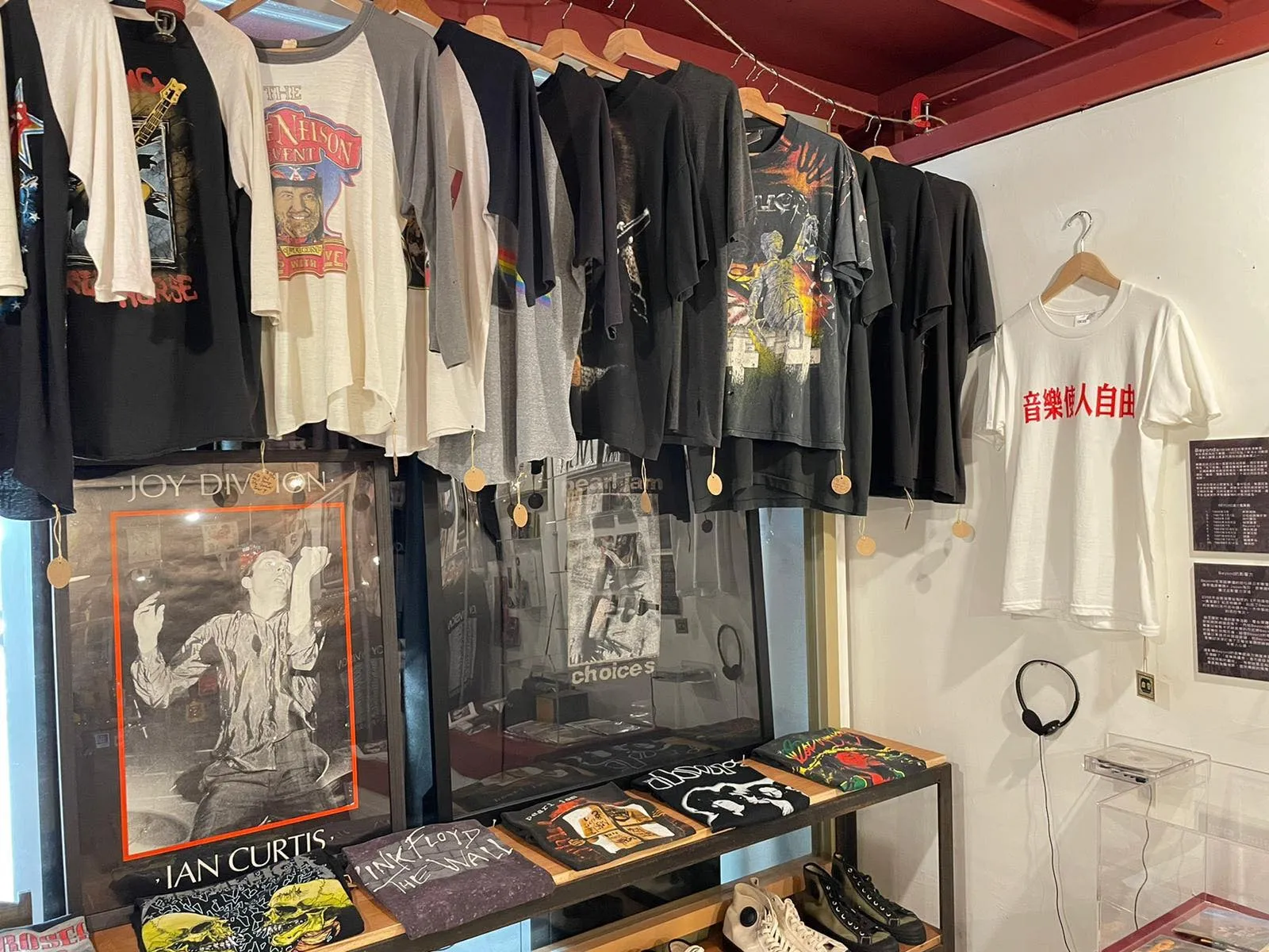 聯合香港第一代古着人Rensis Ho，邀請他展出一系列陳年Vintage Band Tee，部份還會售賣的，機會難逢。（文化屋雑貨店）