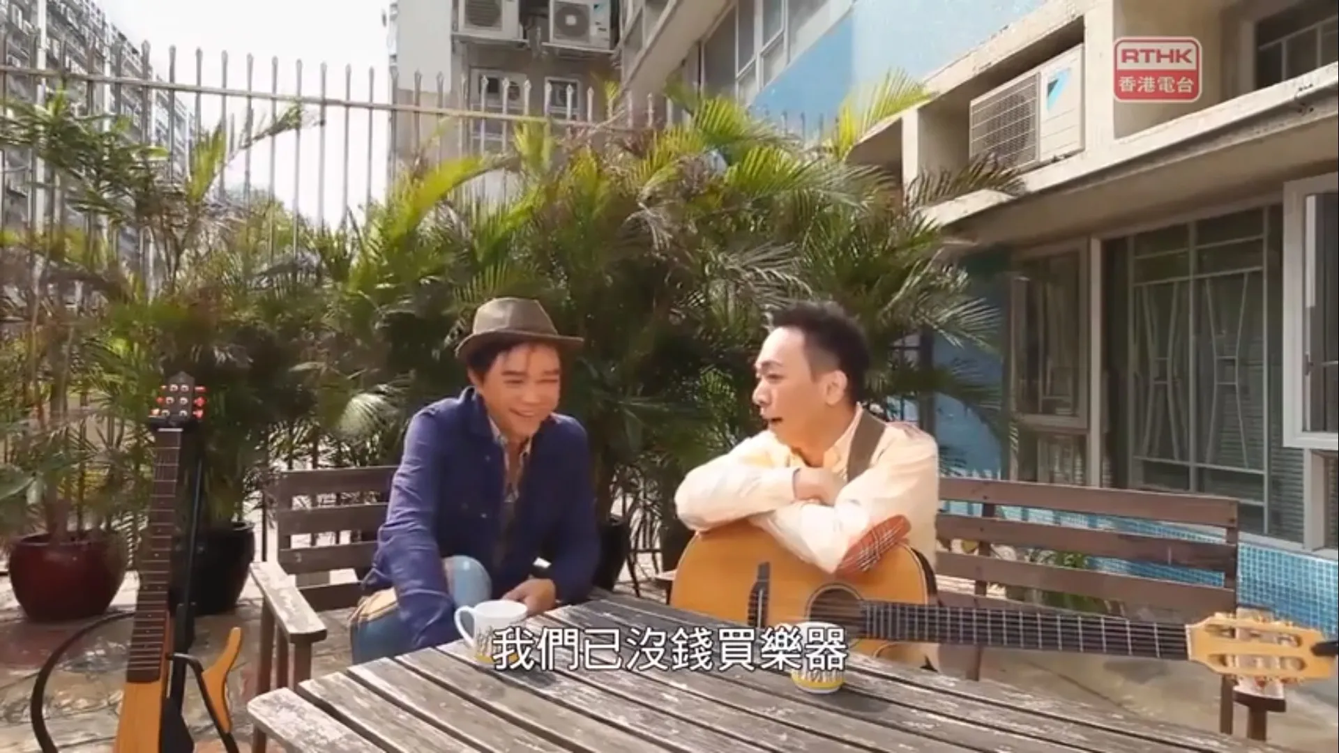家強曾於區瑞強主持的節目《我們都是這樣唱大的II》中，透露《喜歡你》是哥哥家駒寫給初戀女友。（影片截圖）